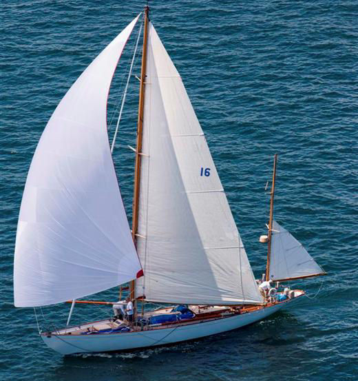 Dorade’s full hull and yawl rig under sail